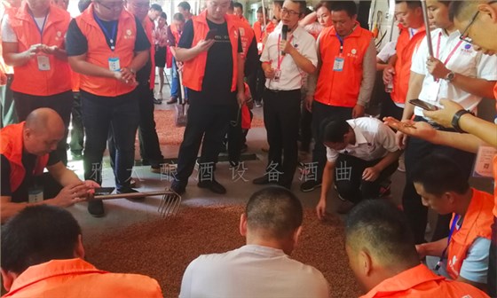 11.8山東類總：在家用小型燒酒設(shè)備做酒1年，不如來(lái)雅大學(xué)習(xí)3天4