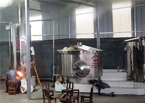 3-26 這樣熱氣騰騰的蒸餾釀酒設(shè)備做酒場面，你的家鄉(xiāng)還能看到嗎？ 5