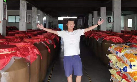 都說做酒設(shè)備釀酒太辛苦，可90后陽光男孩也在做 1