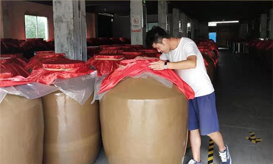 都說做酒設(shè)備釀酒太辛苦，可90后陽光男孩也在做 3