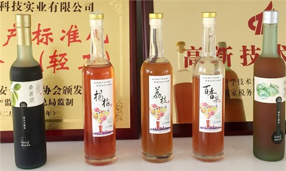 都說做酒設(shè)備釀酒太辛苦，可90后陽光男孩也在做 8