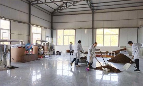 純糧釀酒設(shè)備釀造的升學(xué)宴定制酒馬上要走一波，工人們忙壞了！ 1