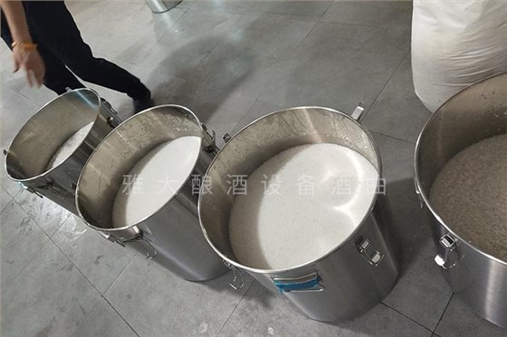 看老師傅怎樣用不銹鋼釀酒設(shè)備將椰肉干釀成酒的！ 3