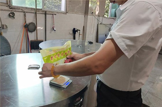 看老師傅怎樣用不銹鋼釀酒設(shè)備將椰肉干釀成酒的！ 7