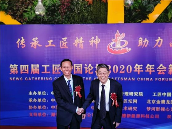 2雅大董事長(zhǎng)胡順開與&ldquo;人民楷模&rdquo;國家榮譽(yù)稱號(hào)獲得者、大慶油田新時(shí)期鐵人王啟民合影