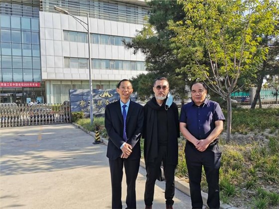 5左：雅大董事長(zhǎng)胡順開、中：著名書畫藝術(shù)家、29屆奧運(yùn)會(huì)國禮《國娃》創(chuàng)作人關(guān)玉良、右：中國白酒釀造大師張金修