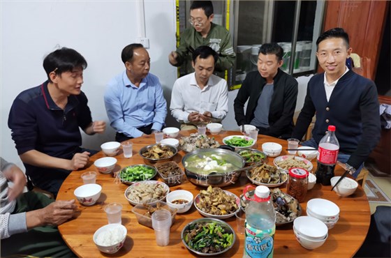 釀酒結(jié)束后，約上幾個(gè)朋友小飲幾杯