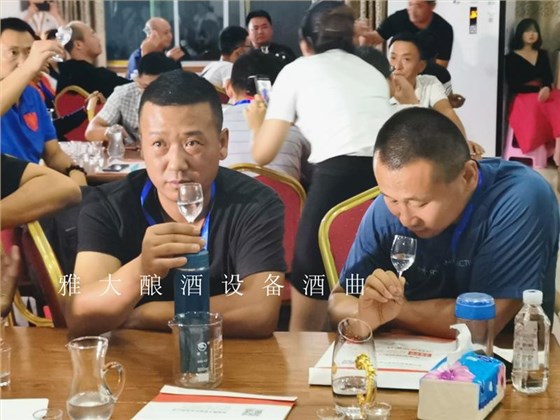 白酒生產(chǎn)設備釀造的散裝純糧酒糟味太重，怎么辦？ 1