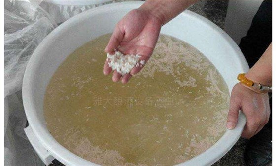 白酒生產(chǎn)設備釀造的散裝純糧酒糟味太重，怎么辦？ 2