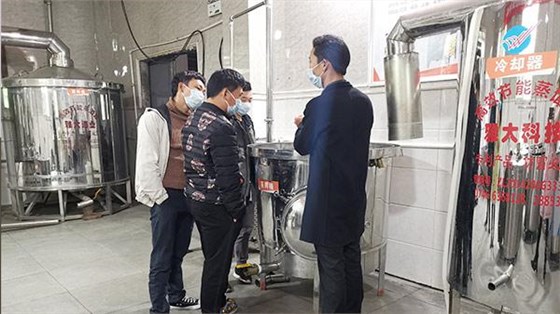 煙酒茶行老板用電加熱釀酒設(shè)備開酒坊，還是純糧酒市場大 3