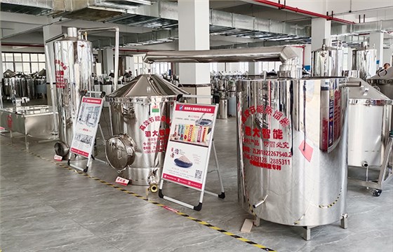 12.18致富新模式，用烤酒設(shè)備蒸酒后的酒糟飼養(yǎng)肉牛成本低，效益高-來雅大考察設(shè)備