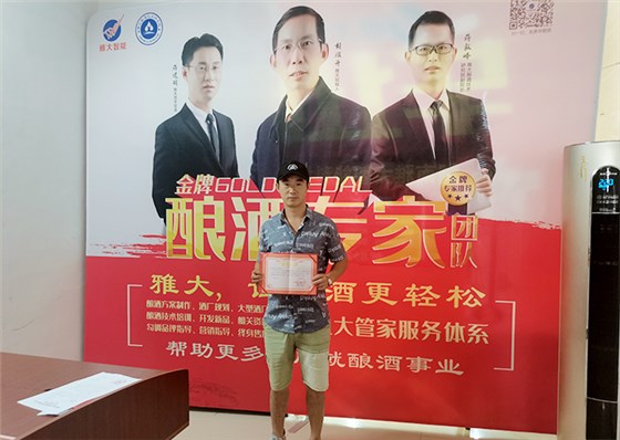 12.18致富新模式，用烤酒設(shè)備蒸酒后的酒糟飼養(yǎng)肉牛成本低，效益高-學(xué)習(xí)