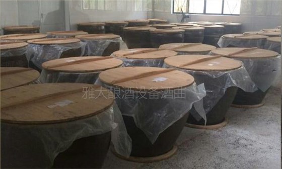 用白酒蒸餾設(shè)備釀小曲固態(tài)酒，發(fā)酵容器對(duì)白酒風(fēng)味有什么影響？2