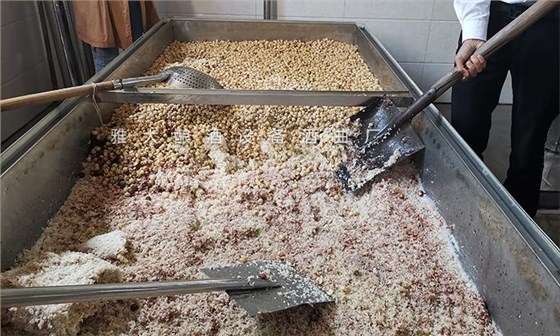 用雅大蒸煮攤涼機將蓮子和大米蒸煮