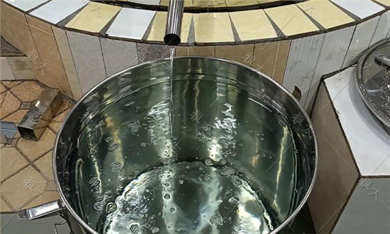 用小型純糧酒釀酒設備蒸餾的新酒