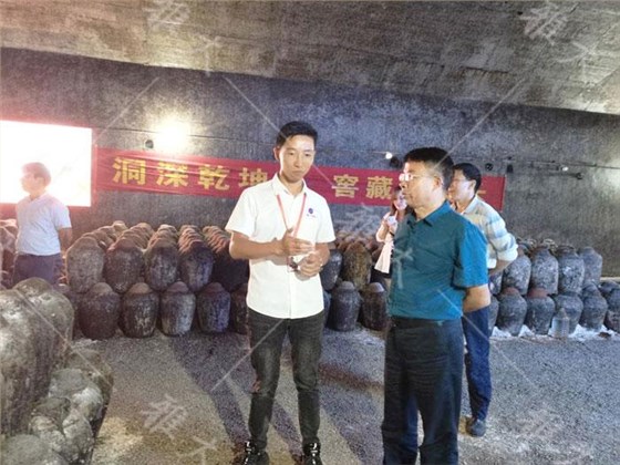 雅大技術(shù)老師到學員家指導(dǎo)白酒洞藏