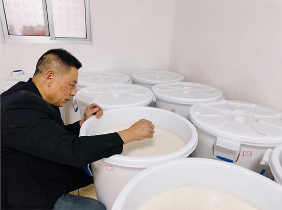 釀酒過(guò)程中，技術(shù)老師全程指導(dǎo)