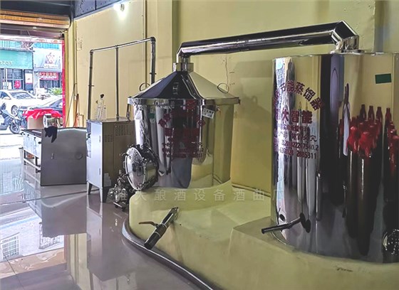 用白酒釀酒設(shè)備釀酒