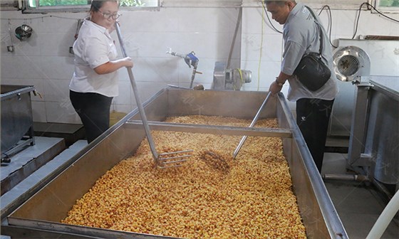 用鼓風(fēng)機快速攤涼玉米