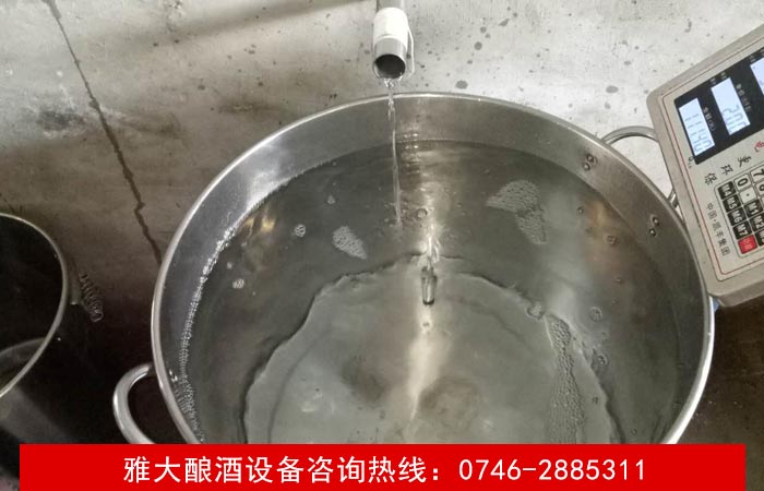 【釀酒設(shè)備】雅大蒸汽設(shè)備&mdash;接酒