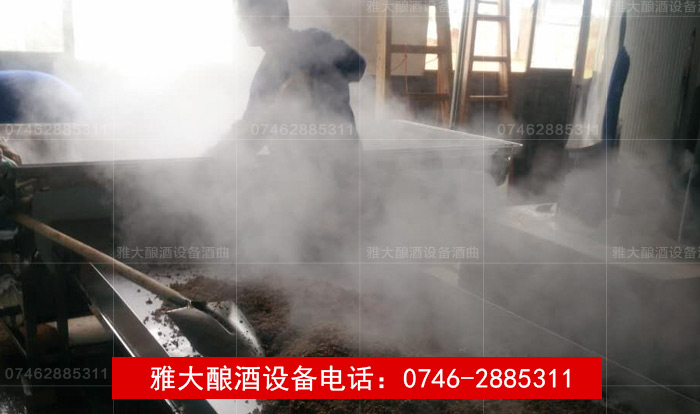 【釀酒設(shè)備】移動式自動排糟燒酒設(shè)備&mdash;&mdash;攤糧