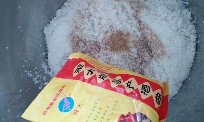 【白酒蒸餾設(shè)備】大米小曲酒半固態(tài)釀酒技術(shù)特點(diǎn)