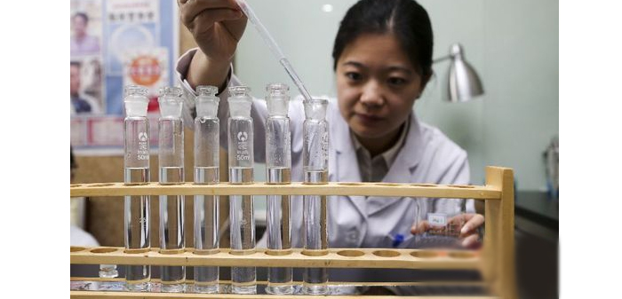 用傳統(tǒng)釀酒設(shè)備老師傅&mdash;&mdash;勾兌酒都是經(jīng)過(guò)精心調(diào)制