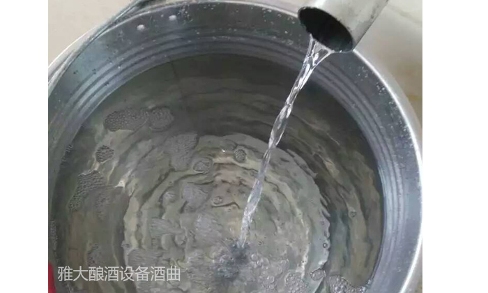 在門面開一個酒坊用什么材質的蒸酒設備比較好？&mdash;&mdash;接酒