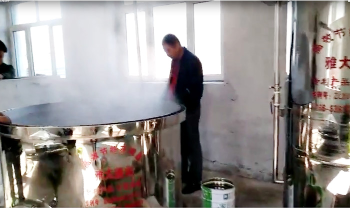 藏族四大特色美食之一的青稞酒怎么做？&mdash;用雅大白酒設(shè)備蒸糧