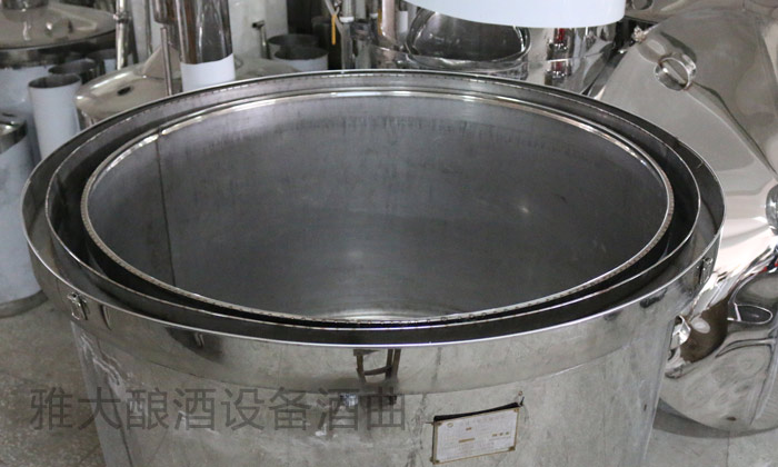 烤酒設(shè)備：白酒釀造是糧曲水的簡單相加嗎？