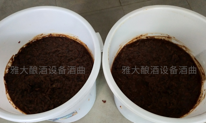蒸酒設(shè)備&mdash;&mdash;紅棗打漿加水果酒曲發(fā)酵