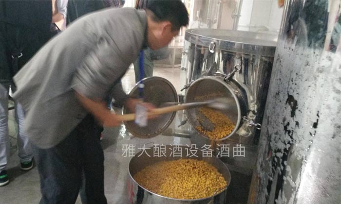 為什么用白酒設(shè)備做固態(tài)玉米酒出酒率低？