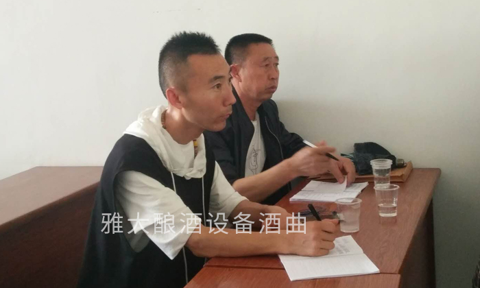 遼寧張叔正在認真學(xué)習(xí)雅大白酒釀酒設(shè)備知識