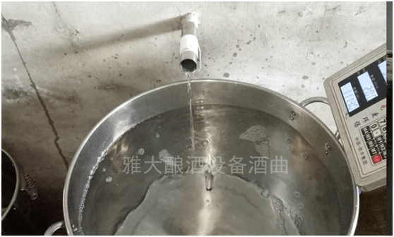 白酒釀造設(shè)備做的白酒降度過(guò)程中，您遇到這8大疑惑了嗎？2