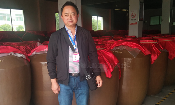 用糧食釀酒設(shè)備烤酒后的酒糟養(yǎng)豬，幫郭光林節(jié)約成本30%！-01