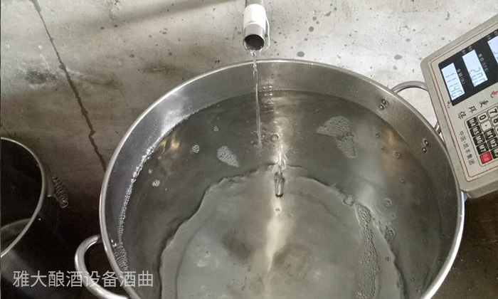 每壇好酒的誕生都需1套專業(yè)釀酒設備來支撐，為什么？-06-出酒