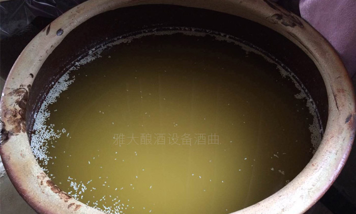 做大米酒適合哪種小型酒廠設(shè)備和發(fā)酵工藝？做大米酒注意事項(xiàng)！-05-大米熟料液態(tài)釀酒