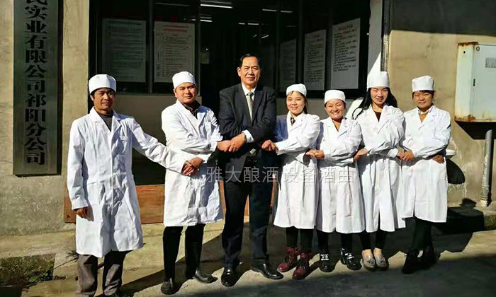 楊醫(yī)生用釀酒新設(shè)備做保健酒4年，維葛酒熱銷全國(guó)的秘密！01