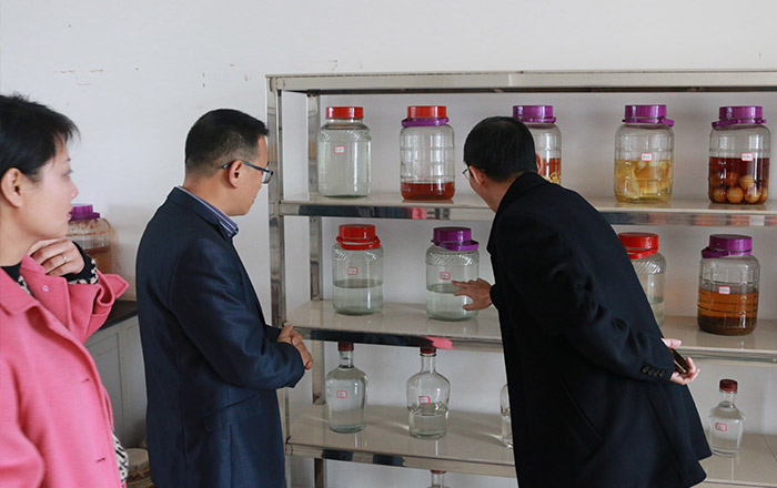 雅大果酒產(chǎn)業(yè)創(chuàng)新發(fā)展座談會(huì)于12月4日在雅大隆重召開！-09