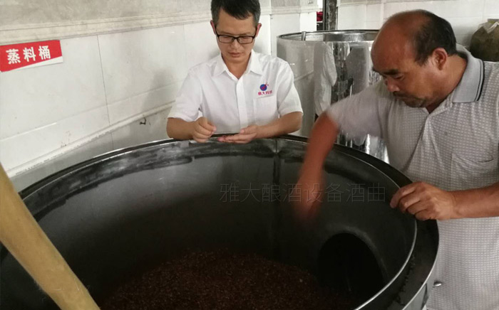據(jù)說(shuō)這款新工藝釀酒設(shè)備只出高度酒，真相是這樣&hellip;&hellip;-02-雅大現(xiàn)場(chǎng)蒸高粱酒看出酒率
