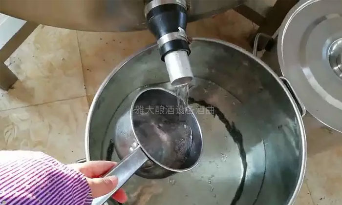 用釀酒新設(shè)備蒸酒，想出更多高度酒只需這樣做&hellip;&hellip;-01-出酒接酒