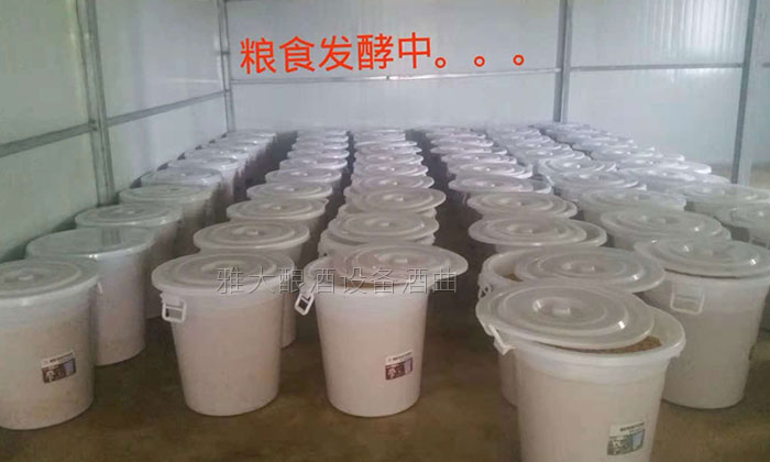 1壇土苞谷燒傳承百年！引雅大小型酒廠釀酒設(shè)備土燒大賣緬甸邊境-02