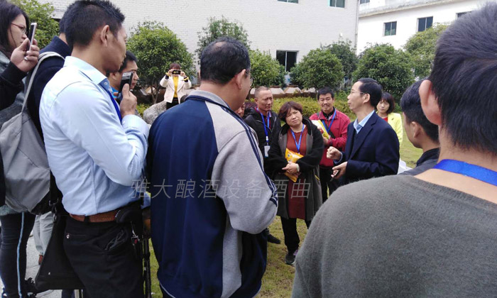 魚兒離不開水，純糧酒離不開釀酒新設備-04-文化廣廠合影胡總解決客戶的問題