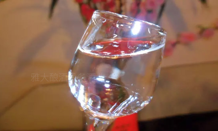 用燒酒設(shè)備蒸餾的酒頭即香又怪，在調(diào)味酒中的地位卻不可替代-04