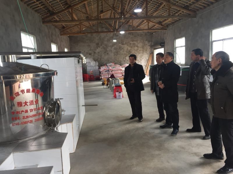 &ldquo;棗木杠&rdquo;聞名全國，那做棗酒的全套釀酒設(shè)備價格貴不貴？-07顧客正在參觀他的酒廠