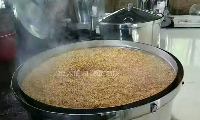 用全套釀酒設(shè)備蒸餾，裝甑時為什么要&ldquo;輕撒勻鋪&rdquo;？-03