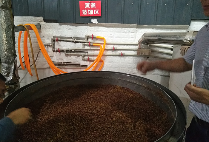 用糧食釀酒設(shè)備蒸餾液態(tài)白酒，如何去苦提香？-01