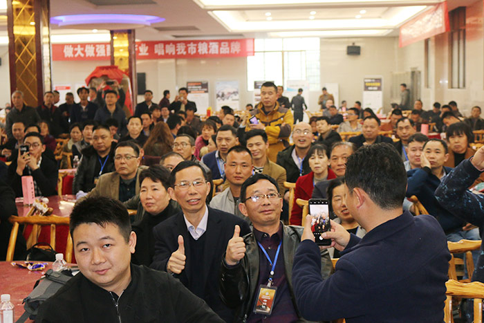 胡總與現(xiàn)場(chǎng)學(xué)員合影