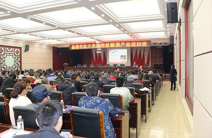 學(xué)員認(rèn)真聽(tīng)講