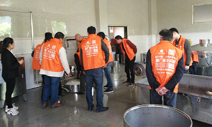 節(jié)假日照常上班，用心接待每位遠(yuǎn)到而來(lái)的客戶(hù)